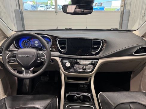 Used 2023 Chrysler Pacifica Limited FWD image 28