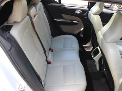 Used 2020 Volvo XC40 T5 Momentum w/ Protection Package image 32