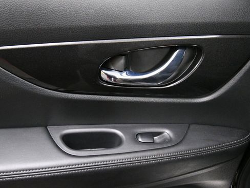 Used 2017 Nissan Rogue SV w/ Midnight Edition image 21