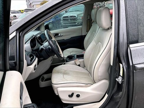 Used 2018 Chrysler Pacifica Limited w/ Advanced Safetytec Group FWD image 25