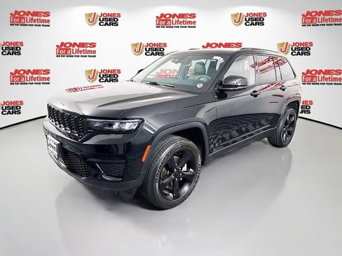 Used 2023 Jeep Grand Cherokee Altitude AWD/4WD image 14