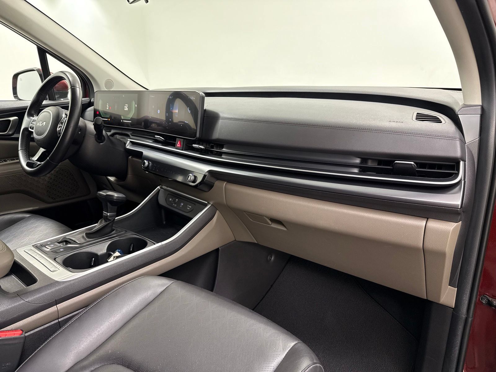 Used 2025 Kia Carnival FWD image 30