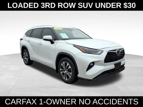 Used 2022 Toyota Highlander XLE AWD/4WD image 1