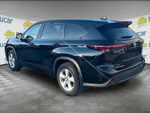 Used 2025 Toyota Highlander LE image 3