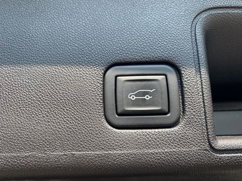 Used 2024 GMC Terrain SLT image 18