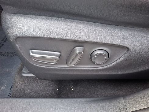 Used 2023 Toyota Highlander XLE AWD/4WD image 16