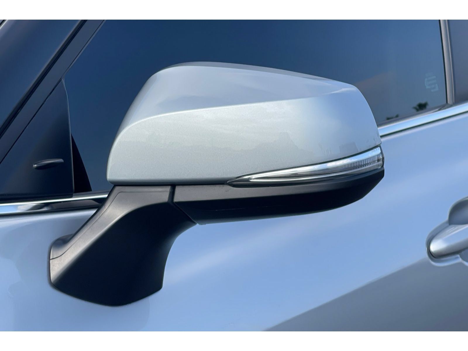 Used 2024 Toyota Highlander XLE FWD image 12