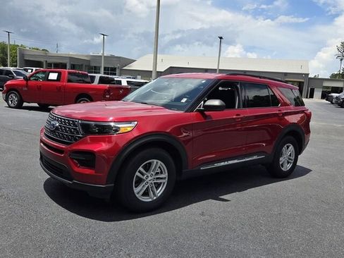 Used 2024 Ford Explorer XLT AWD/4WD image 3