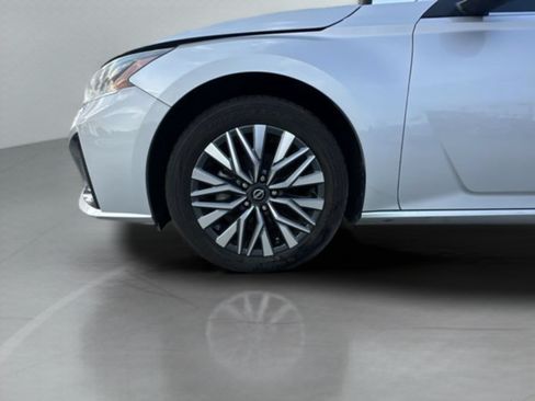 Used 2024 Nissan Altima 2.5 SV FWD image 28