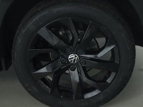 Used 2023 Volkswagen Taos SE w/ Panoramic Sunroof Package FWD image 41