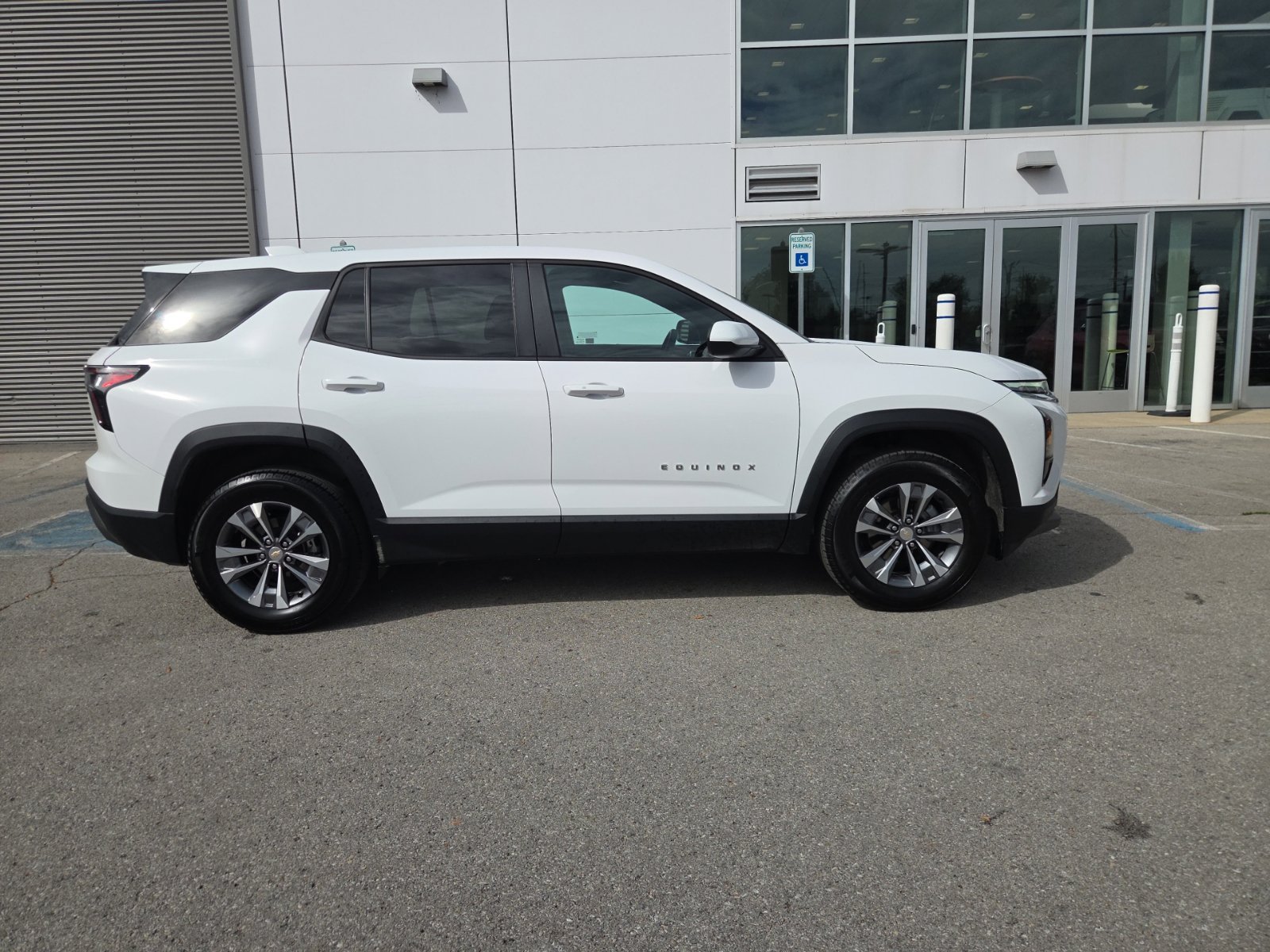 Used 2026 Chevrolet Equinox LT AWD/4WD image 2