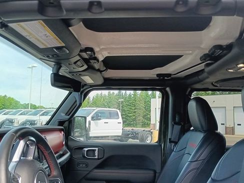 Used 2022 Jeep Wrangler Unlimited Rubicon w/ Cold Weather Group AWD/4WD image 4