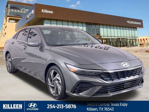 Used 2025 Hyundai Elantra SEL w/ Cargo Package image 11