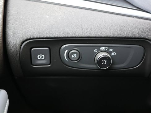 Used 2020 Buick Enclave Essence image 34