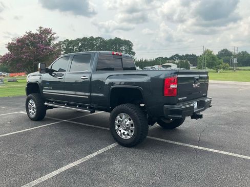 Used 2017 GMC Sierra 2500 Denali w/ Duramax Plus Package AWD/4WD image 9