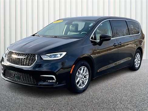 Used 2024 Chrysler Pacifica Touring-L image 2