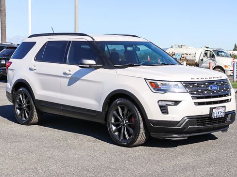 Used 2018 Ford Explorer XLT w/ Equipment Group 202A image 3