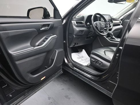 Used 2021 Toyota Highlander XLE AWD/4WD image 16