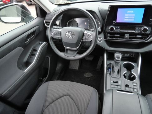 Certified 2024 Toyota Highlander LE image 10