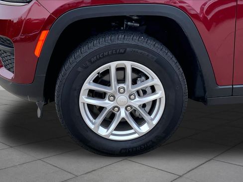 Used 2025 Jeep Grand Cherokee Laredo AWD/4WD image 11