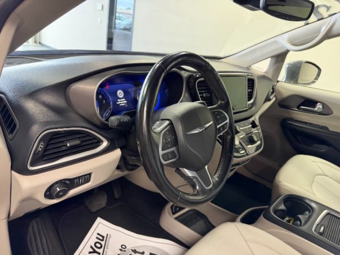 Used 2021 Chrysler Pacifica Touring-L FWD image 13