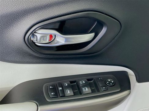 Used 2021 Jeep Cherokee Latitude Lux w/ Comfort/Convenience Group image 21