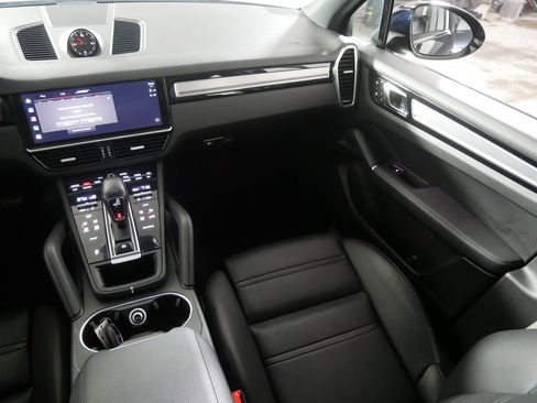 Used 2022 Porsche Cayenne Platinum Edition image 11