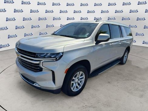 Used 2024 Chevrolet Suburban LT RWD image 3