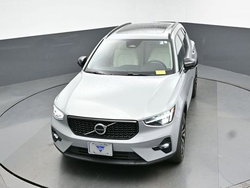 Used 2024 Volvo XC40 B5 Plus w/ Protection Package Premier AWD/4WD image 19
