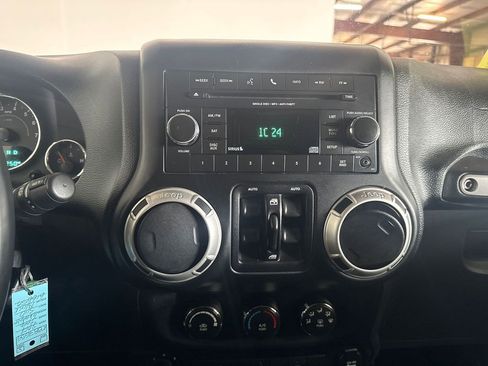 Used 2017 Jeep Wrangler Unlimited Rubicon w/ Connectivity Group AWD/4WD image 15