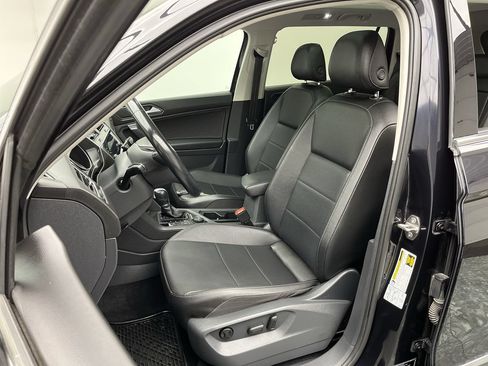 Used 2018 Volkswagen Tiguan SE w/ Panoramic Sunroof Package AWD/4WD image 9