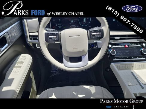 Used 2025 Hyundai Santa Fe Calligraphy AWD/4WD image 12