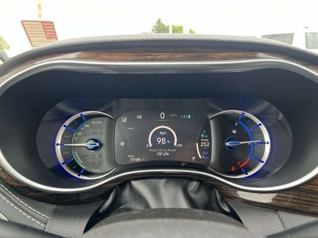 Used 2022 Chrysler Pacifica Limited FWD image 11