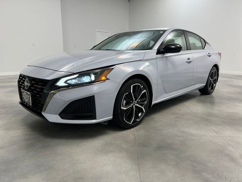 Used 2024 Nissan Altima 2.5 SR image 3