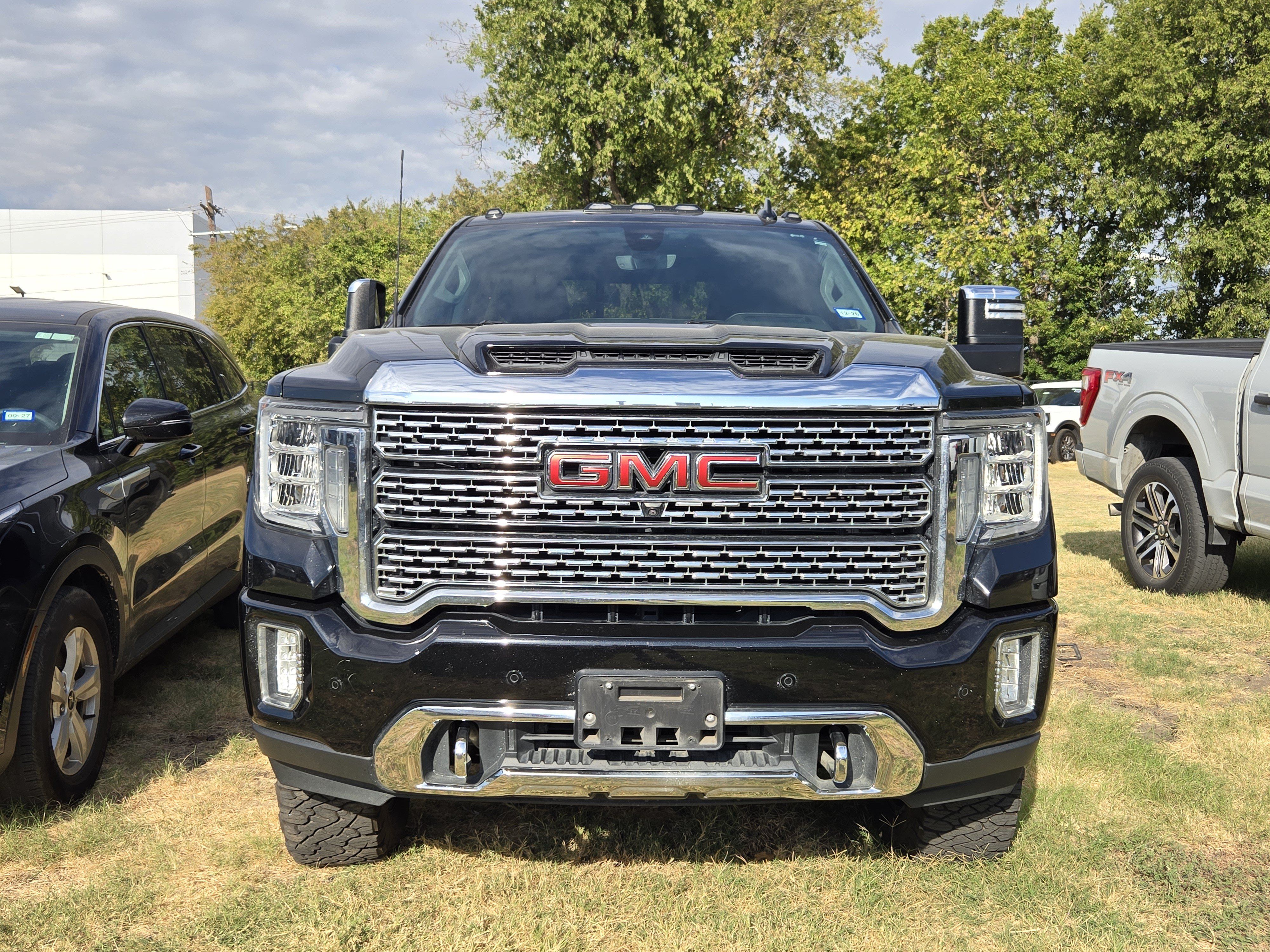 Used 2021 GMC Sierra 2500 Denali w/ Denali Black Diamond Edition AWD/4WD image 2