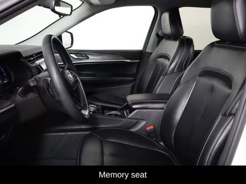 Used 2023 Jeep Grand Cherokee Limited w/ Black Appearance Package image 14