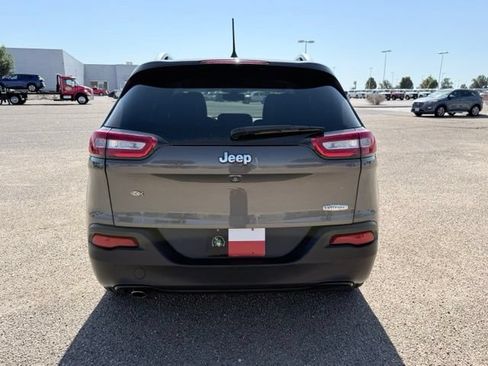 Used 2018 Jeep Cherokee Latitude Plus w/ Comfort/Convenience Group FWD image 7