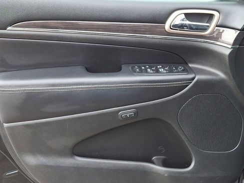Used 2017 Jeep Grand Cherokee Overland image 14