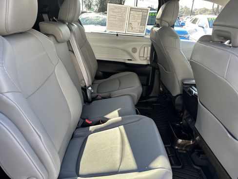 Used 2025 Toyota Sienna XLE image 14