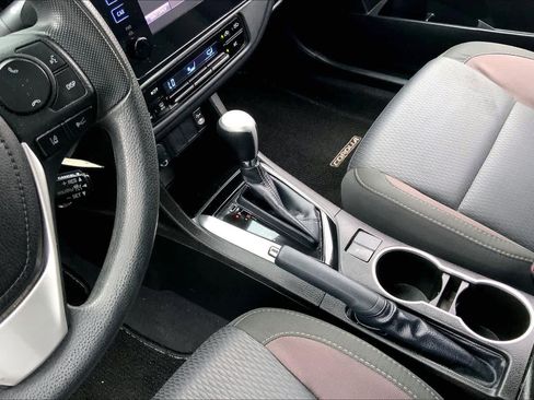 Used 2018 Toyota Corolla LE FWD image 16