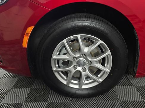 Used 2024 Chrysler Pacifica Touring-L image 12