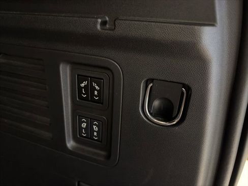 Used 2024 Chevrolet Traverse RS image 43