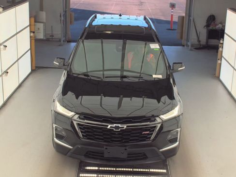 Used 2023 Chevrolet Traverse RS image 2
