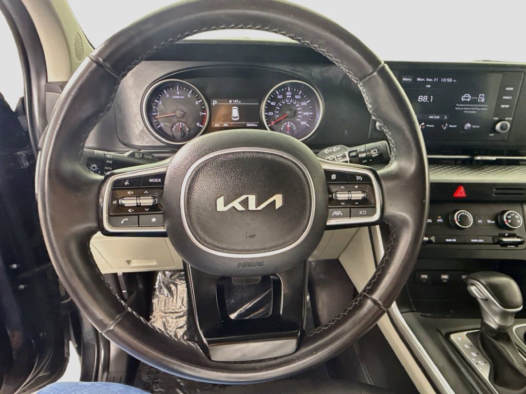 Used 2024 Kia Carnival LX FWD image 12