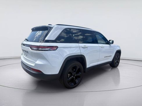 Used 2023 Jeep Grand Cherokee Altitude RWD image 3