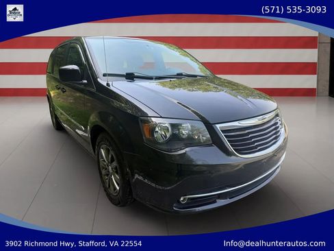 Used 2015 Chrysler Town & Country S FWD image 3