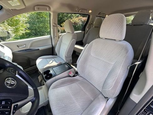 Used 2017 Toyota Sienna LE w/ Cargo Management Package FWD image 12