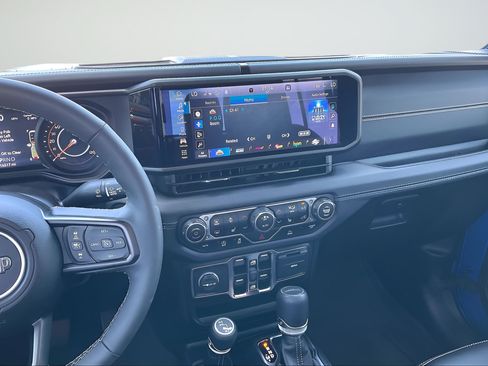 Used 2025 Jeep Gladiator Sport AWD/4WD image 9