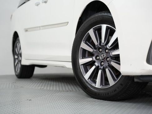 Used 2019 Toyota Sienna Limited Premium image 18