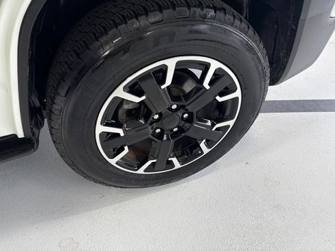 Used 2023 Jeep Renegade Latitude AWD/4WD image 11